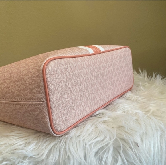 Michael Khors Jet Set Travel Medium Caryall Tote - Picture 4 of 7